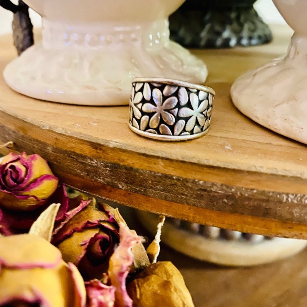 RETIRED • James Avery silver flower band size 7